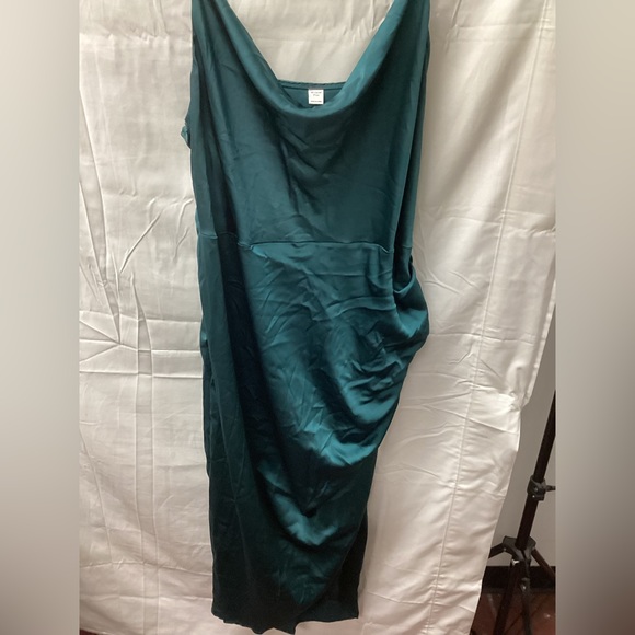 Green Plus Size Spaghetti Strap Ruched Split Skirt Maxi Prom Dress - Picture 2 of 5